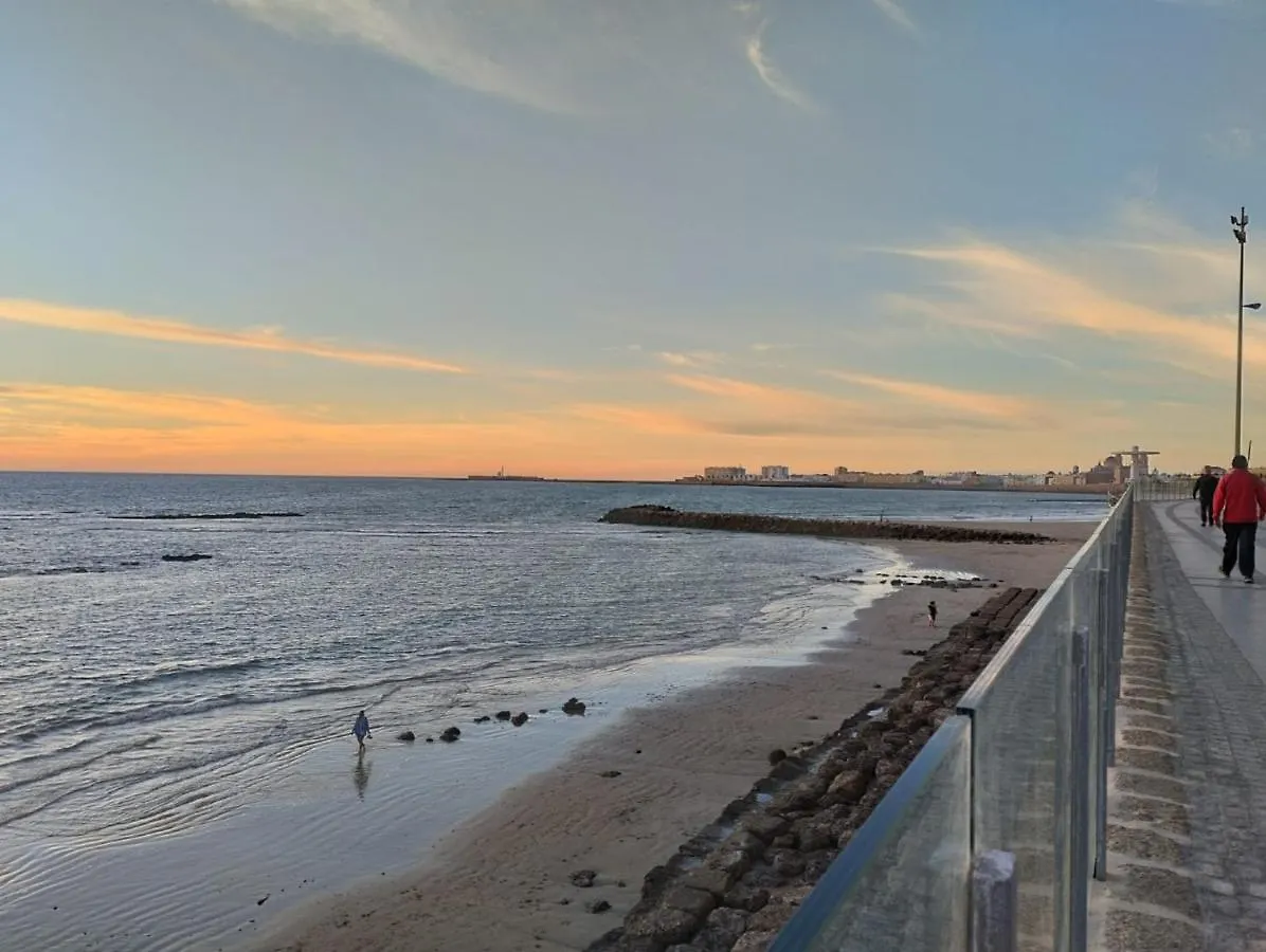 Apartamento Amilcar frente a la playa primera línea de playa Cádiz 0*,  España